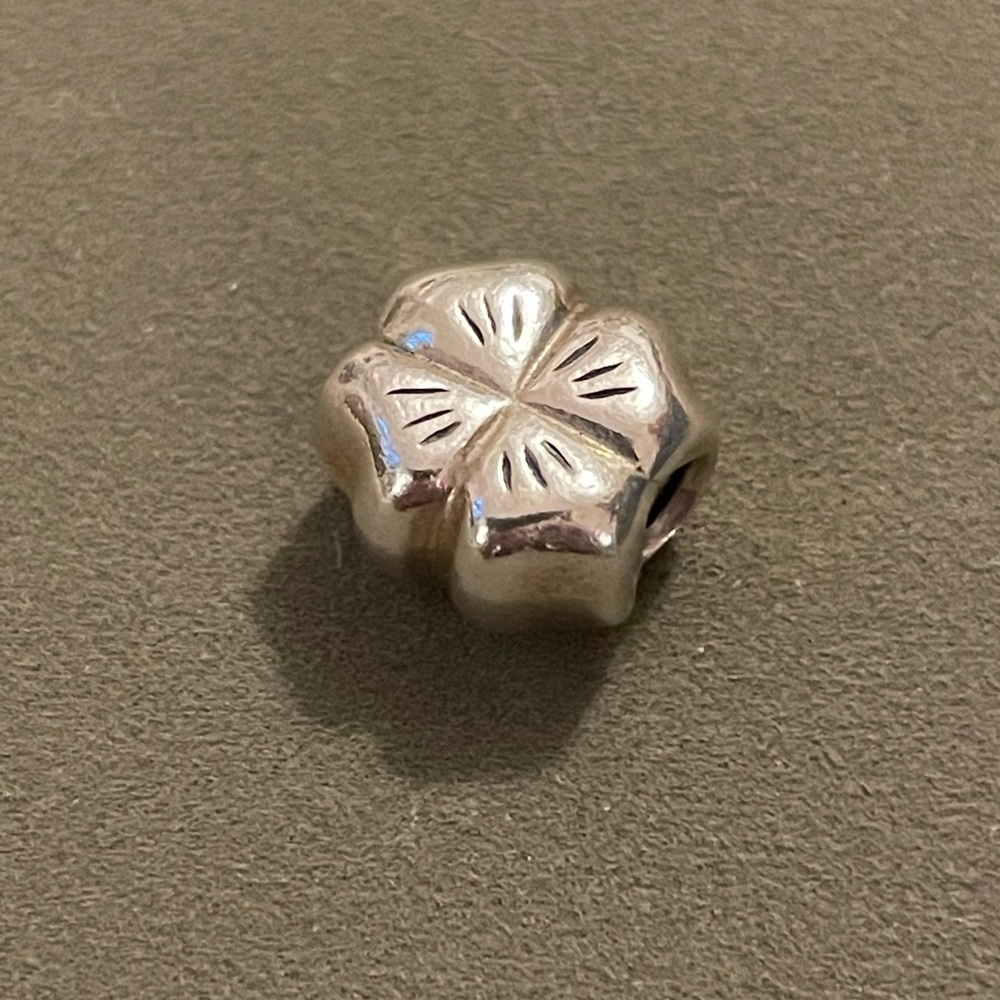 Pandora 4 leaf clover charm